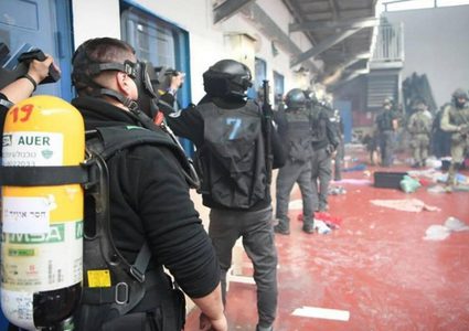 وحدات القمع في سجون الاحتلال تقتحم قسم 8 في سجن مجدو