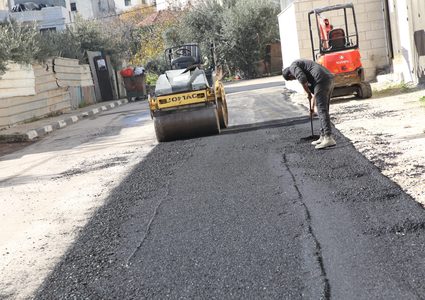 بلدية نابلس تعمل على توسيع وتعبيد الشارع المحيط بمقر وزارة الصحة في منطقة بلاطة البلد