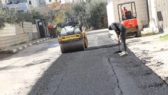 بلدية نابلس تعمل على توسيع وتعبيد الشارع المحيط بمقر وزارة الصحة في منطقة بلاطة البلد