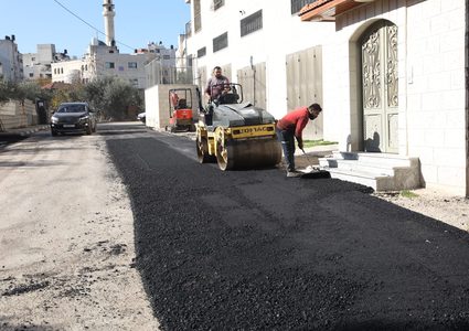 أعمال توسعة وتعبيد للشارع المحيط بوزارة الصحة في منطقة بلاطة