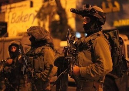 قوات الاحتلال تعتقل أسيرا محررا قرب المدخل الشمالي لمدينة البيرة