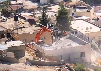 هدم مقبرة قيد الانشاء في حي ام طوبا بالقدس