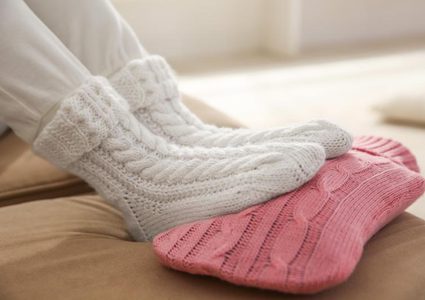 أسباب برودة القدمين عند النساء