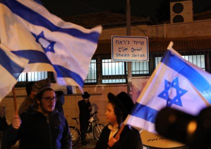 عشرات المستوطنين يقتحمون حي الشيخ جراح