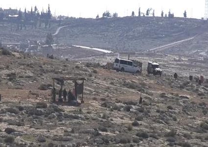 مستوطنون يجرفون أراضي المواطنين لصالح توسيع مستوطنة "يتسهار"