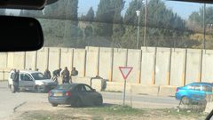 قطعان من المستوطنين عند حاجز "شافي شمرون" يقطعون طريق الناس تحت حماية جنود الاحتلال