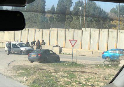 قطعان من المستوطنين عند حاجز "شافي شمرون" يقطعون طريق الناس تحت حماية جنود الاحتلال