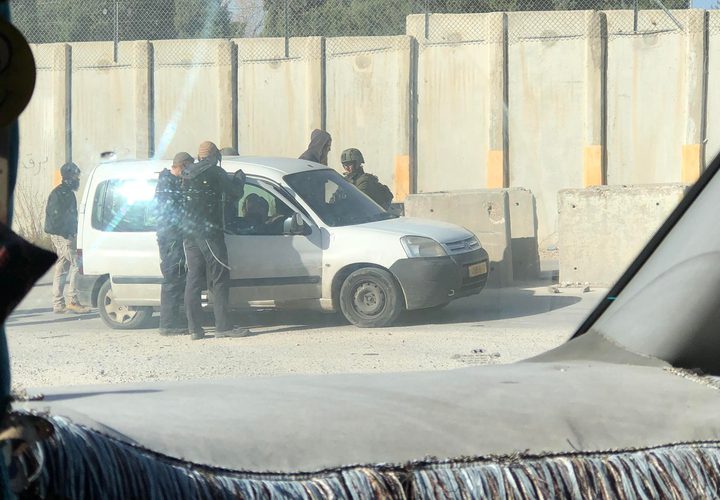 قطعان من المستوطنين عند حاجز "شافي شمرون" يقطعون طريق الناس تحت حماية جنود الاحتلال