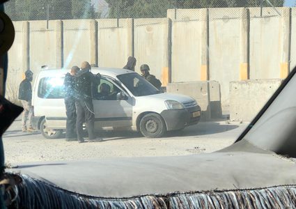 قطعان من المستوطنين عند حاجز "شافي شمرون" يقطعون طريق الناس تحت حماية جنود الاحتلال