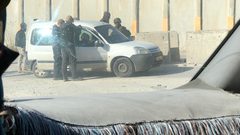 قطعان من المستوطنين عند حاجز "شافي شمرون" يقطعون طريق الناس تحت حماية جنود الاحتلال