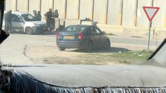 قطعان من المستوطنين عند حاجز "شافي شمرون" يقطعون طريق الناس تحت حماية جنود الاحتلال