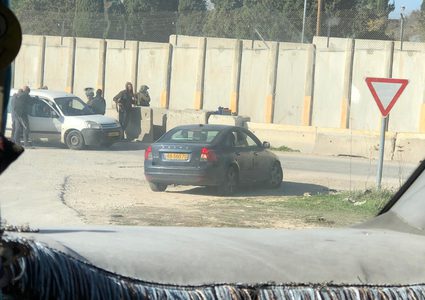 مستوطنون عند حاجز "شافي شمرون" يقطعون طريق الناس تحت حماية جنود الاحتلال