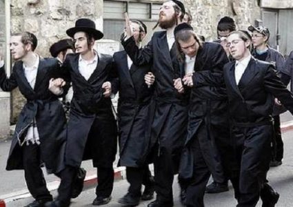 مستوطنون يقتحمون مقامات دينية اسلامية في عورتا