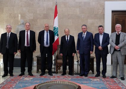 الرئيس اللبناني يلتقي وفدًا من حركة "فتح" برئاسة الرجوب