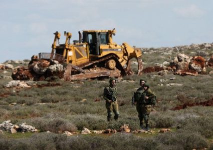 الاحتلال يجرف أراضي زراعية ويهدم جدرانا استنادية وبئرا للمياه غرب بيت لحم