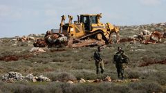 الاحتلال يجرف أراضي زراعية ويهدم جدرانا استنادية وبئرا للمياه غرب بيت لحم