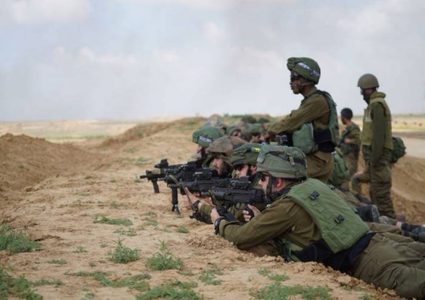 الاحتلال يستهدف المزارعين شرق دير البلح والصيادين في بحر غزة