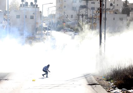 إصابات بالرصاص والاختناق خلال مواجهات مع الاحتلال شمال البيرة