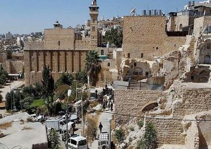 مستوطنون يقومون بأعمال تجريف وتخريب في ساحات الحرم الإبراهيمي الشريف