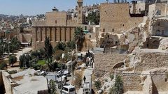 مستوطنون يقومون بأعمال تجريف وتخريب في ساحات الحرم الإبراهيمي الشريف