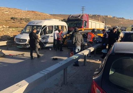 9 إصابات في حادث سير وقع بين خمس مركبات بين حزما وجبع، شمال شرق القدس
