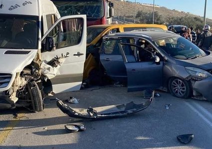 9 إصابات في حادث سير وقع بين خمس مركبات بين حزما وجبع، شمال شرق القدس