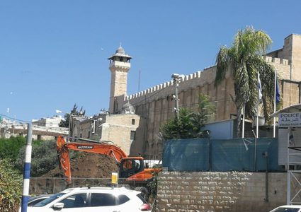 الخليل: الاحتلال يواصل عمليّات تجريف في ساحات الإبراهيمي