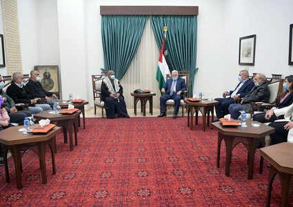 الرئيس يستقبل والدة الأسير ناصر أبو حميد