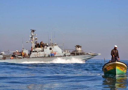 بحرية الاحتلال تستهدف مركب صيد في بحر مدينة غزة