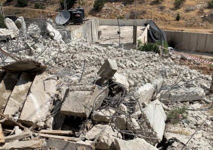 الاحتلال يجبر مواطنا من شعفاط على هدم منشأته التجارية