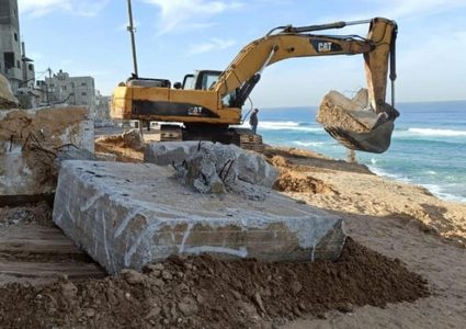 الأشغال في غزة تُدعم منطقة الشاطئ لمواجهة المنخفض الجوي