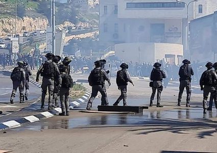 النقب: إصابات واعتقالات خلال قمع شرطة الاحتلال تظاهرة حاشدة