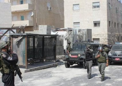 الاحتلال يقتحم مسجد التقوى ويعتقل شابين