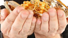 ارزيقات: سرقة ذهب 30 إمرأة بعد تطهير مصاغهم في الخليل