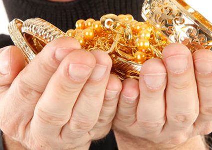 ارزيقات: سرقة ذهب 30 إمرأة بعد تطهير مصاغهم في الخليل