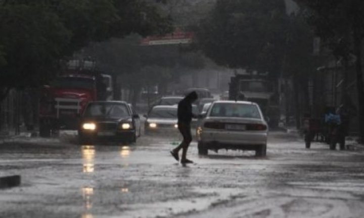 الطقس: أمطار متفرقة وأجواء غائمة وشديدة البرودة