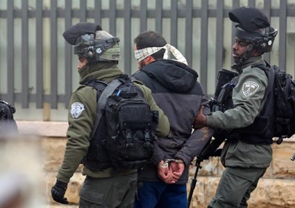 الاحتلال يعتقل مواطن ويستدعي شقيقه للتحقيق من بلدة بيت فجار