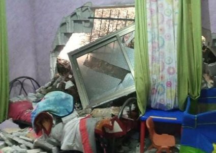 نجاة عائلة بعد انهيار صخرة على منزلها بفعل السيول غرب سلفيت