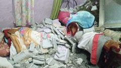 نجاة عائلة بعد انهيار صخرة على منزلها بفعل السيول غرب سلفيت