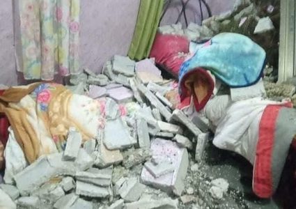 نجاة عائلة بعد انهيار صخرة على منزلها بفعل السيول غرب سلفيت