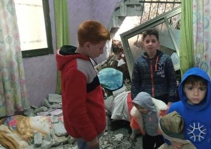 نجاة عائلة بعد انهيار صخرة على منزلها بفعل السيول غرب سلفيت