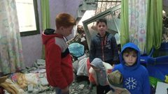 نجاة عائلة بعد انهيار صخرة على منزلها بفعل السيول غرب سلفيت