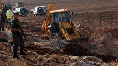 سلطات الاحتلال تهدم منشاة تجارية في "أبو سنان" بالداخل المحتل