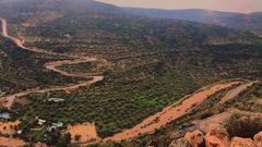 مياه وفيرة تجري في وادٍ بين شمال غرب رام الله وكفر الديك قضاء سلفيت