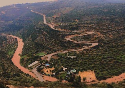 مياه وفيرة تجري في وادٍ بين شمال غرب رام الله وكفر الديك قضاء سلفيت