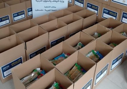 قطر الخيرية توزع طرودا غذائية على الأسر الفقيرة