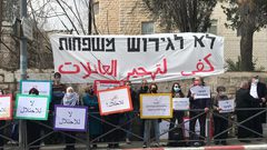 الاحتلال يخلي منزلين لعائلة صالحية بالشيخ جراح