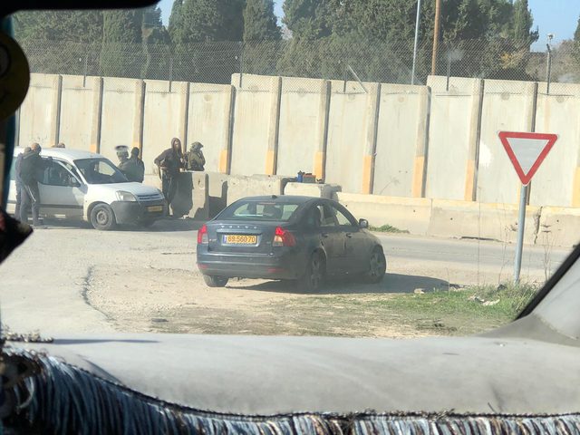 مستوطنون يغلقون طريق جنين - نابلس