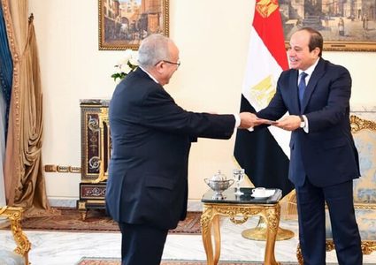 مصر والجزائر تدعمان إجراءات الرئيس التونسي