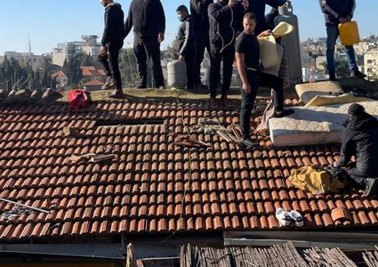 الاحتلال يعتقل شابين بعد الاعتداء عليهما في محيط منزل عائلة صالحية بالشيخ جراح